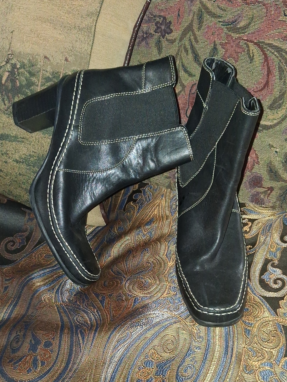 BLACK LEATHER ANKLE BOOTS W/WHITE Stitching